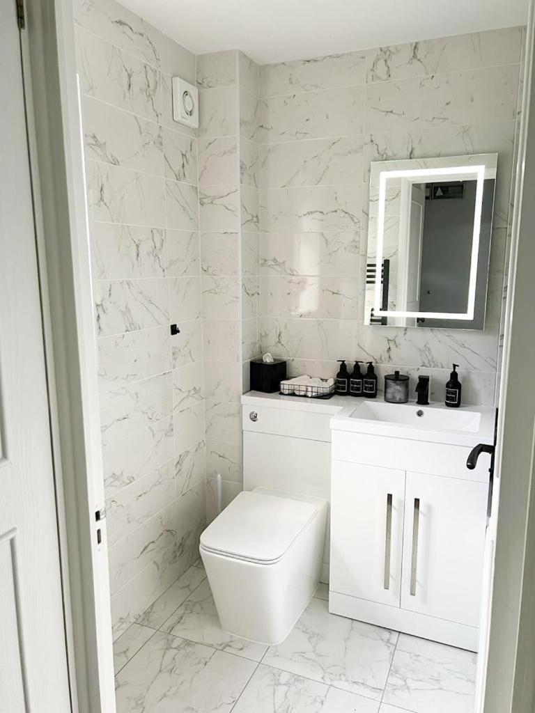 Beautiful Apartment In Beckton With Private Entrance And Garden Лондон Екстер'єр фото